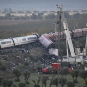 Imagen de las grúas trabajando en el accidente de tren en Urda.