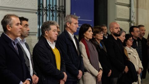 Imagen del minuto de silencio guardado ante en concello de Pontevedra, con asistencia del presidente de la Xunta y el alcalde. Foto: Xunta