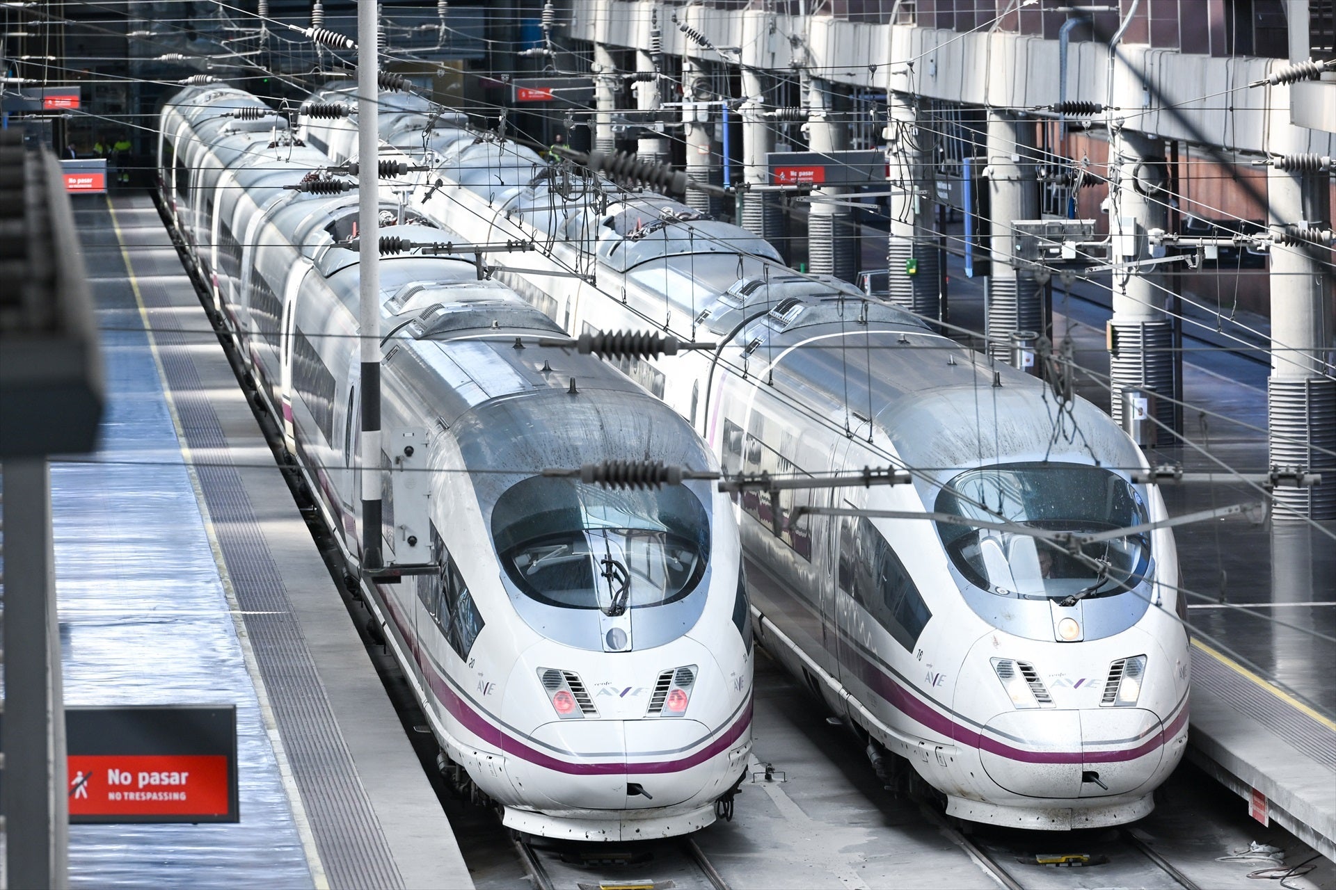 Trenes AVE durante la segunda operación salida con motivo de la Semana Santa 2026, en la estación Madrid-Puerta de Atocha-Almudena Grandes, a 1 de abril de 2026, en Madrid (España). Trenes AVE durante la segunda operación salida con motivo de la Semana Santa 2026, en la estación Madrid-Puerta de Atocha-Almudena Grandes, a 1 de abril de 2026, en Madrid (España).
