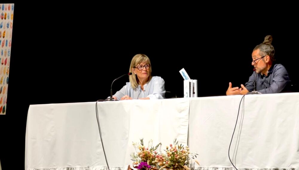 La Montse Bernades i en Carles Perarnau durant la presentació de 'Betirako' a Gironella