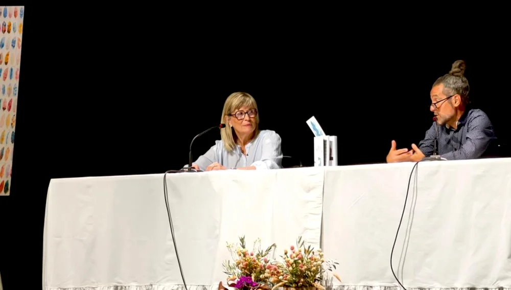 La Montse Bernades i en Carles Perarnau durant la presentació de 'Betirako' a Gironella La Montse Bernades i en Carles Perarnau durant la presentació de 'Betirako' a Gironella