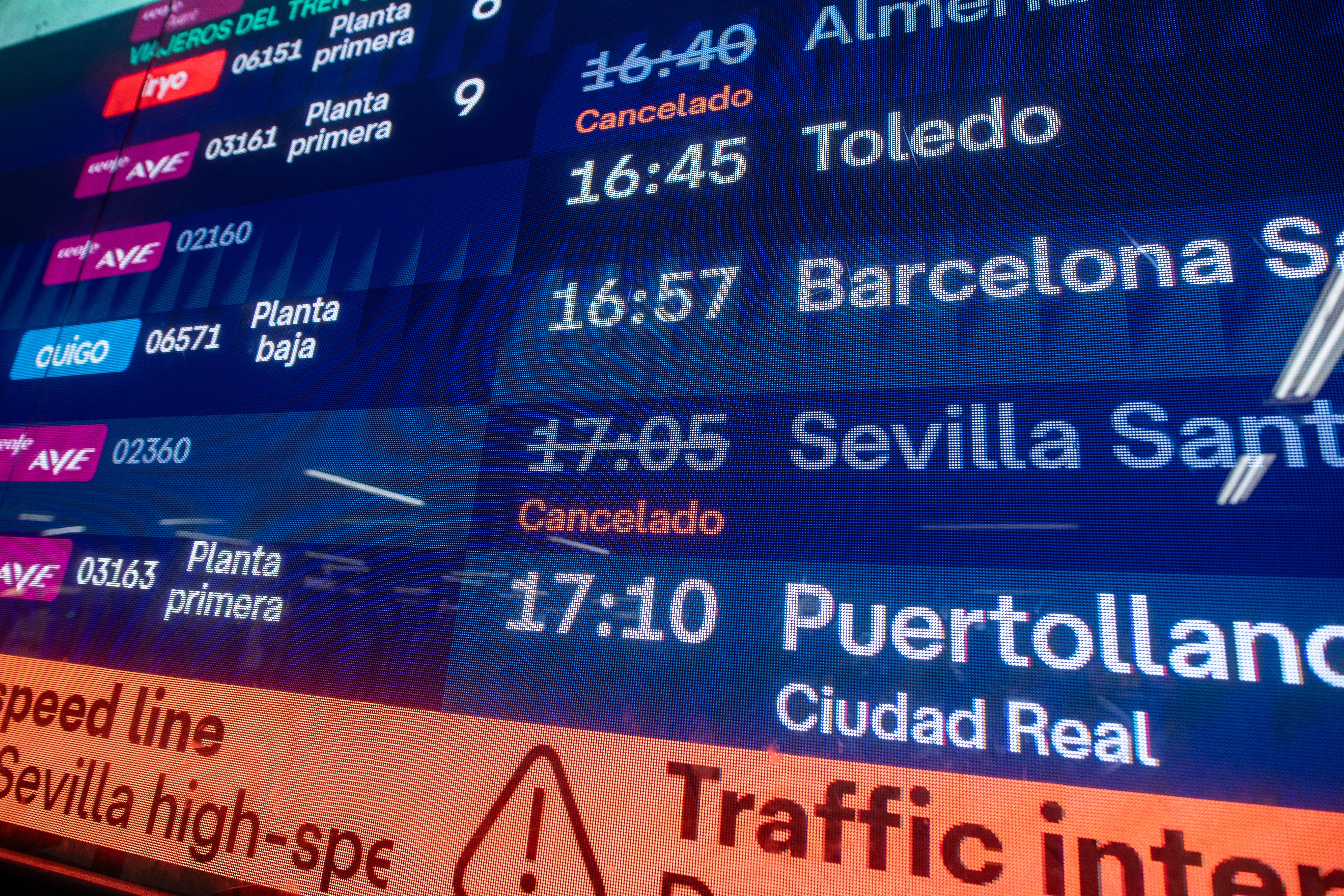 Imagen de los distintos avisos de trenes cancelados en Atocha. Imagen de los distintos avisos de trenes cancelados en Atocha.