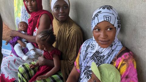 Mujeres esperando a vacunar a sus hijos en la comunidad de Calhanque, Guinea Bissau