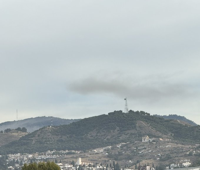 una explosión en una fábrica de municiones provoca una intensa columna de humo una explosión en una fábrica de municiones provoca una intensa columna de humo